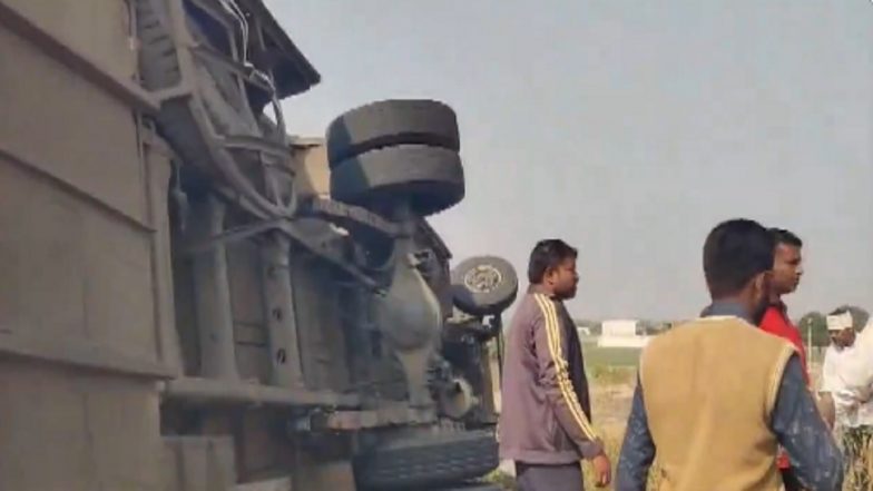 Khargone Road Accident: 4 Killed, 21 Injured As Speeding Bus Overturns at Jiratpura Crossing in Madhya Pradesh (Watch Video)