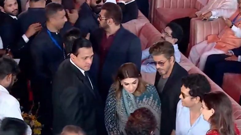 Maharashtra CM Devendra Fadnavis Oath Ceremony: Salman Khan and Shah Rukh Khan Hug Each Other at Swearing-In Ceremony at Azad Maidan, Mumbai (Watch Videos)