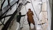 Chain Snatching Caught on Camera in Hardoi: Miscreant Poses for Help, Snatches Gold Chain From Retired Teacher in Uttar Pradesh; CCTV Footage Surfaces