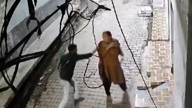 Chain Snatching Caught on Camera in Hardoi: Miscreant Poses for Help, Snatches Gold Chain From Retired Teacher in Uttar Pradesh; CCTV Footage Surfaces