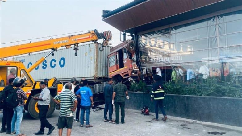 Maharashtra Road Accident: Container Trailer Loses Control, Runs Over Man After Ramming Parked Vehicles and Crashing Into Food Court in Khopoli (See Pics and Video)