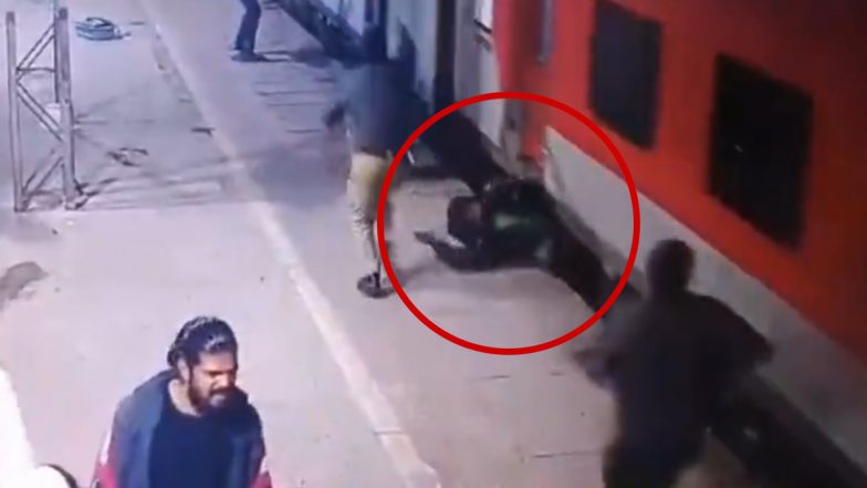 Uttar Pradesh: RAF Jawan Slips While Boarding Moving Train at Aligarh Railway Station, Dies; Was Going Home on Leave (Disturbing Video)