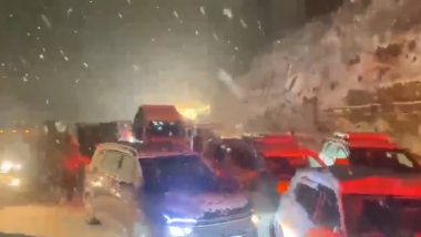 Manali Snowfall Causes Road Blockade Amid Tourist Rush, Hundreds of Vehicles Stuck Between Solang Nallah and Atal Tunnel; Rescue Efforts Underway (Video)