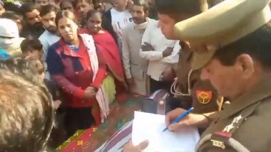 Sapna Singh Protests on Street With Murdered Son’s Dead Body in Bareilly, UP Police Respond (Watch Video)