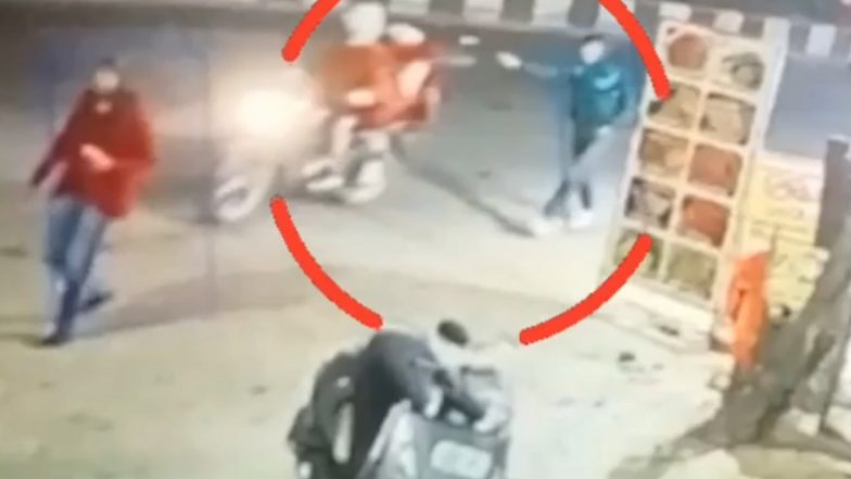 Phone Snatching in Ghaziabad: Bike-Borne Miscreants Steal Student’s Mobile in Modi Nagar, Police Respond After Video Surfaces