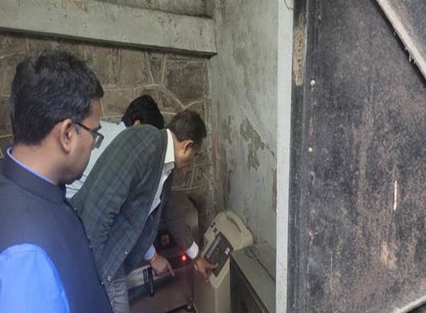 India News | Union Minister Kirti Vardhan Singh Launches 'Nano Bubble Technology' to Promote Health of Aquatic Animals in Delhi Zoo