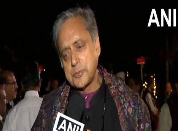 India News | This Govt Does Not Want Leaders to Interact with People: Shashi Tharoor After Rahul Gandhi-led Delegation Stopped Enroute to Sambhal