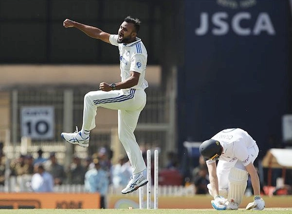 Sports News | BGT: Akash Deep or Harshit Rana? Ravi Shastri Ponders India's Bowling Option for Adelaide Test