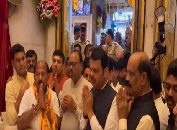 India News | Maharashtra CM Designate Fadnavis Offers Prayers at Shree Siddhivinayak Temple Ahead of His Swearing-in Ceremony