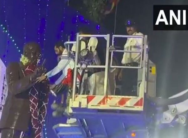 India News | Maharashtra Deputy CM Eknath Shinde Offers Garland to BR Ambedkar's Statue