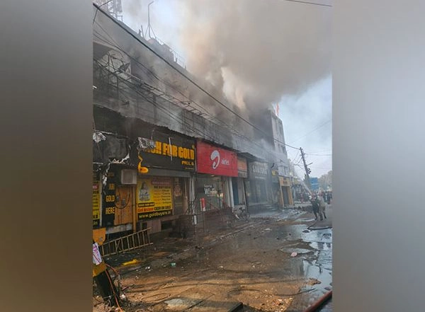 India News | Delhi: Massive Fire Breaks out Restaurant in Rajouri Garden; 10 Fire Tenders Deployed
