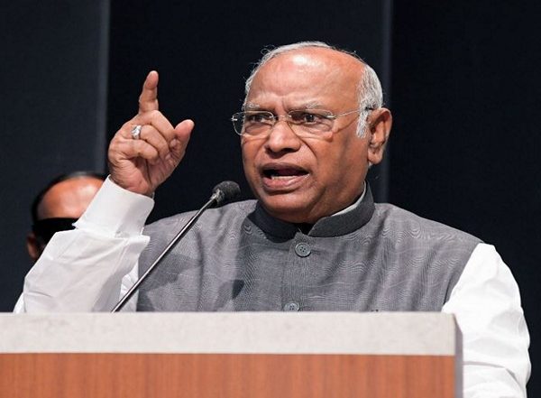 India News | Mallikarjun Kharge Pays Tribute to Pranab Mukherjee on His Birthday
