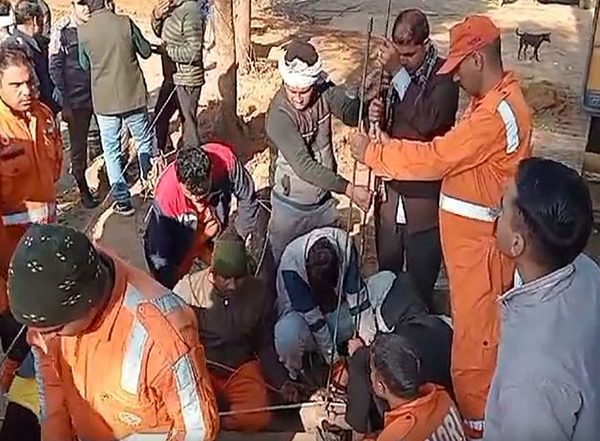Dausa: 46 Hours After Boy Falls Into Borewell Rescue Operations Still Underway in Rajasthan; Hole of 35 Metre Dug To Rescue Boy, Says Official (Watch Video)