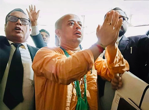 World News | Bangladesh Rights Lawyer to Move Again Today for Bail of Spiritual Leader Chinmoy Krishna Das