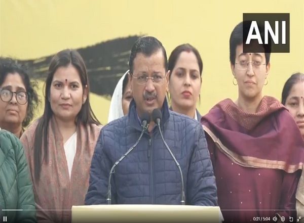 India News | Kejriwal Announces Rs 2,100 Monthly Scheme for Delhi Women