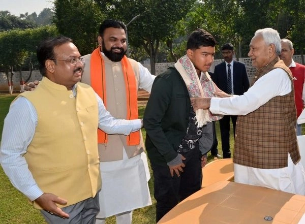 Sports News | Bihar CM Nitish Kumar Honours Young Cricketing Sensation Vaibhav Suryavanshi
