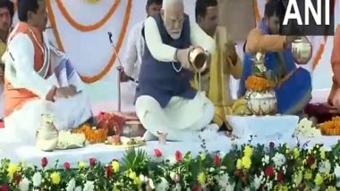 India News | PM Modi Offers Prayers, Performs Rituals with Reverence at Triveni Sangam in Prayagraj