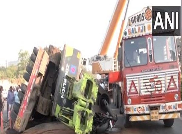 India News | Maharashtra: Biker Injured in Accident on Eastern Express Highway in Mumbai's Vikhroli