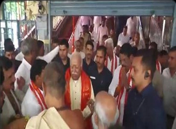 India News | RSS Chief Mohan Bhagwat Visits Kanaka Durga Temple in AP's Vijayawada