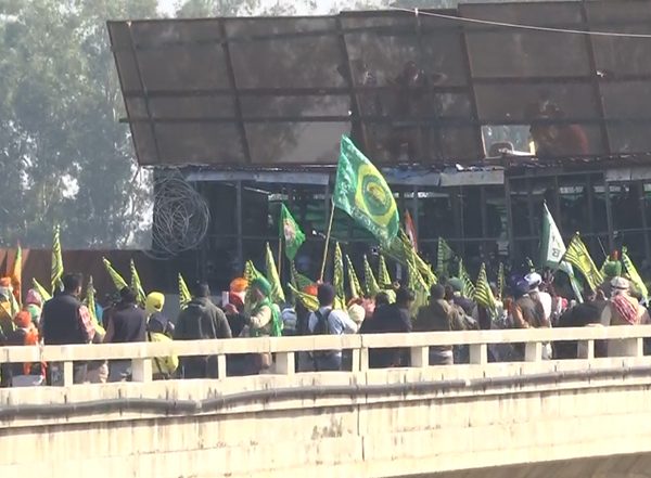 India News | 'Hamari Awaz Ko Na Kuchla Jaye': Farmers' Marching to Delhi Appeal to Police After Being Blocked at Shambhu Border