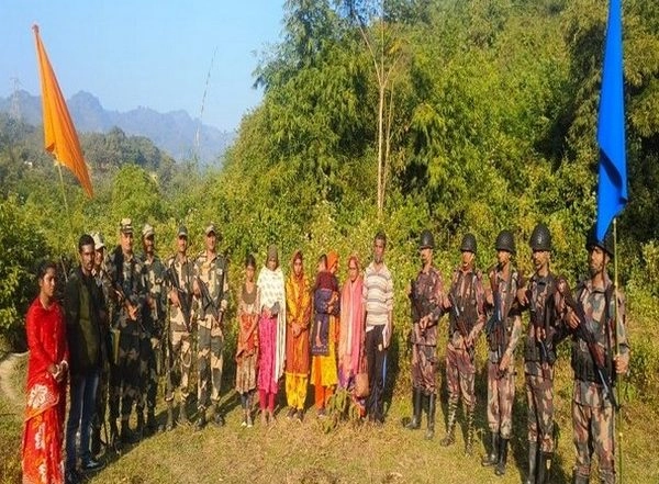 India News | BSF Apprehends 7 Bangladeshi Nationals in Meghalaya, Foils Smuggling Attempt Along Indo-Bangladesh Border