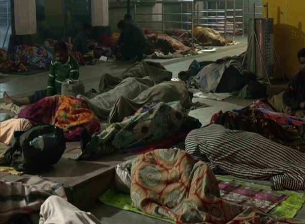 India News | Night Shelters to Railway Stations: People Search for Respite as Winter Surges in Delhi