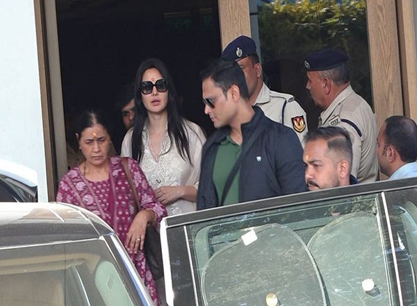Entertainment News | Katrina Kaif Offers Prayers at Shirdi Sai Baba Temple with Mother-in-law