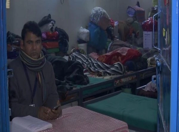 India News | Delhi: People Take Refuge at Night Shelters as Temperature Dips