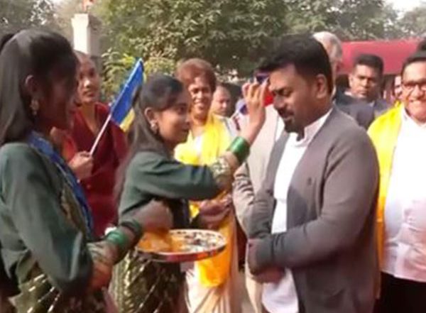 World News | Sri Lankan President Anura Kumara Dissanayake Visits Mahabodhi Temple
