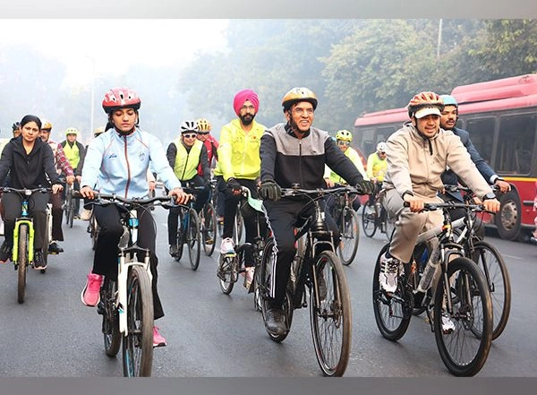 Sports News | Union Minister Mansukh Mandaviya Launches 'Fit India Cycling Drive'; Events Held Across 1000 Locations in India