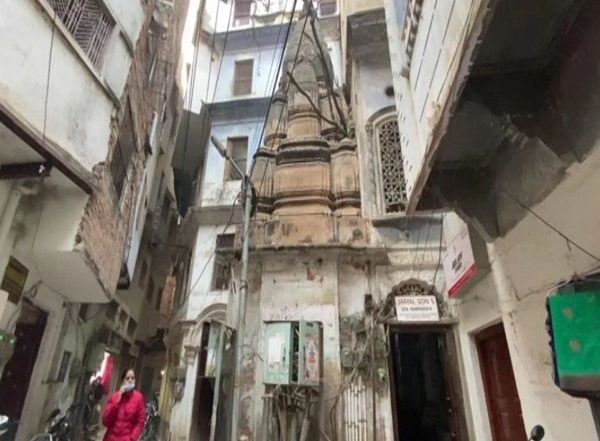 India News | UP: Security Tightened Outside Rediscovered Centuries-old Hanuman-Shiva Temple in Varanasi