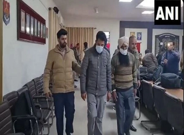 India News | Punjab: Amritsar Police Arrests Two Smugglers with 10kg of Heroin