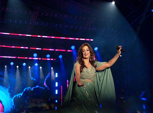 Business News | Shreya Ghoshal Mesmerises Fans at Hyderabad's Record-Breaking Concert with Richika Dadheech's Grand Gesture