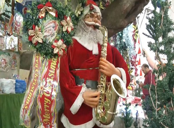 India News | Uttar Pradesh: People Flock to Markets for Christmas Shopping in Varanasi