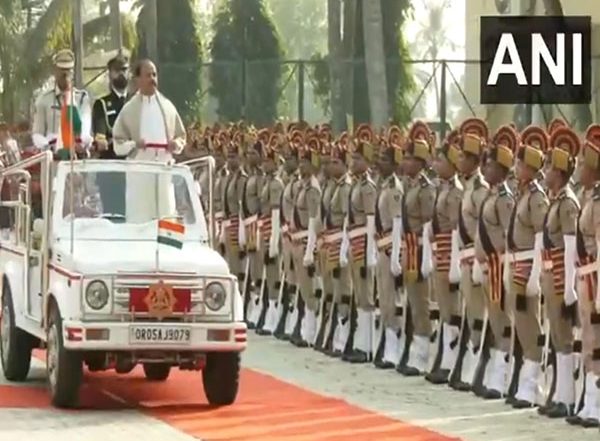 India News | Odisha: Outgoing Governor Raghubar Das Receives Guard of Honour as He Bids Farewell