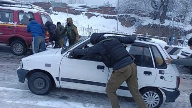 India News | J-K: Anantnag Police Deploy Special Teams to Assist Vehicles Amid Heavy Snowfall
