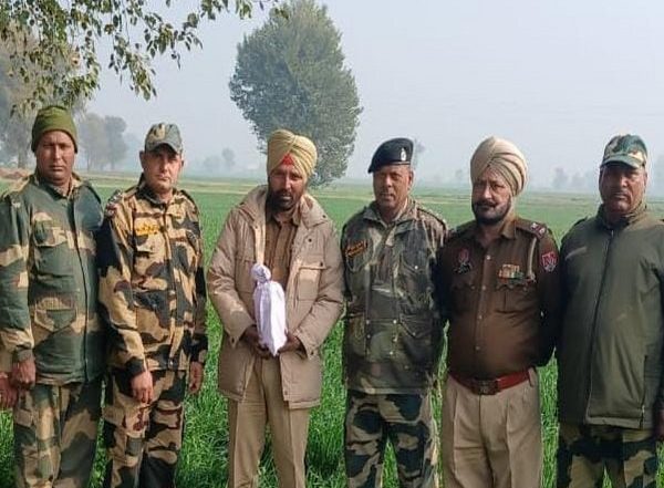 India News | BSF and Punjab Police Recover Heroin Consignment on Tarn Taran Border
