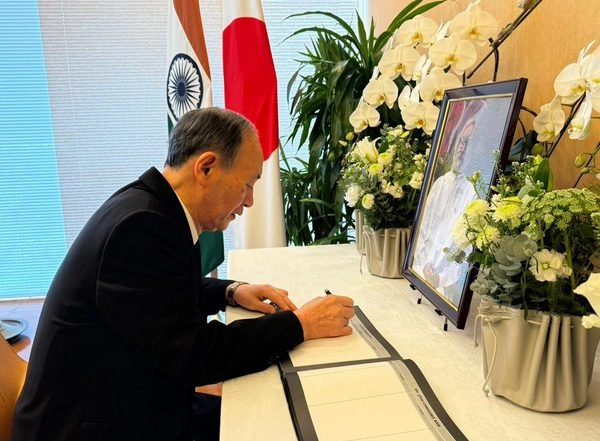 World News | Former Japanese PM Yoshihide Suga Signs Condolence Book in Memory of Manmohan Singh at Indian Embassy