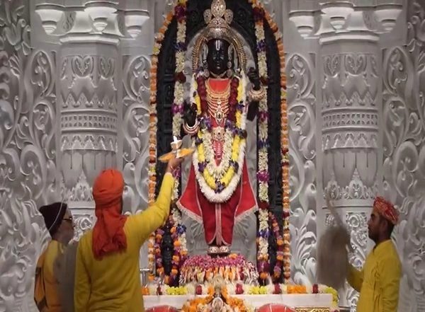 India News | Ayodhya: Devotees Flock to Ram Janmabhoomi Temple for Last Aarti of the Year