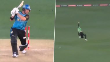 Ben Duckett Takes Sensational One-Handed Catch To Dismiss D’Arcy Short During Adelaide Strikers vs Melbourne Stars BBL 2024–25 Match (Watch Video)