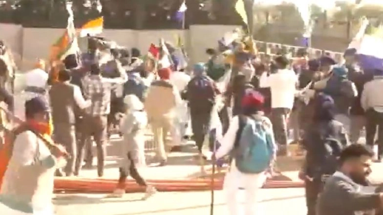 Delhi Chalo Protest March: Farmers Suspend Foot March for Day After ‘Jatha’ Stopped at Punjab-Haryana Shambhu Border, Police Fire Tear Gas Shells
