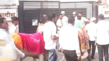 Devendra Fadnavis, Maharashtra CM-Designate, To Perform 'Gau Pujan' Before Taking Oath, Cow Brought at His Mumbai Residence (Watch Video)