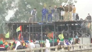 'Dilli Chalo' March: Police Sprinkle Flower Petals on Farmers at Shambhu Border As They Try To Move Ahead as Part of Their March to Delhi (Watch Video)