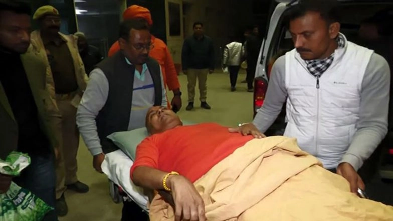 Mahamandaleshwar Arun Giri Maharaj Injured in Collision en Route to Maha Kumbh Mela 2025 in Prayagraj (Watch Video)