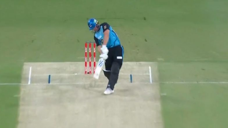 104M SIX! Chris Lynn Hits Monstrous Hit Against Pacer Xavier Bartlett During Adelaide Strikers vs Brisbane Heat BBL 2024 Match in Brisbane (See Video)