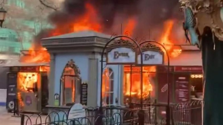 New York City Fire Video: Massive Blaze Erupts at Bryant Park's Holiday Market in US, Viral Clip Shows Black Smoke Covering Skies