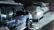 Manali, Solang Valley Witness Traffic Chaos Due to Heavy Snowfall; 'Koi Bhi Mat Aana', Warns Tourist As Over 2,000 Vehicles Stranded in Snow (Watch Video)