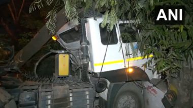 Truck Carrying Gravel Hits Roadside Tree in South Moti Bagh, No Casualties