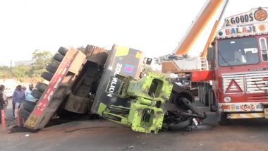 Mumbai: Biker Injured After Heavy Machine Falls on Him From Trailer on Eastern Express Highway at Vikhroli; Driver Held (Watch Video)