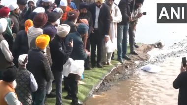 Delhi: Rituals for ‘Asthi Visarjan’ of Former Prime Minister Manmohan Singh Performed at Yamuna Ghat Near Gurdwara Majnu Ka Tilla (Watch Video)